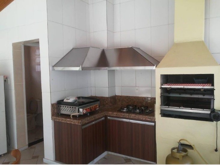 Coifa sob medida instalada em churrasqueira de área externa residencial