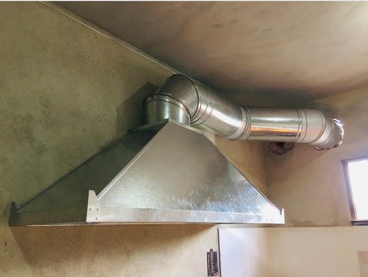 Medição e avaliação de instalação de coifa galvanizada ainda em obra