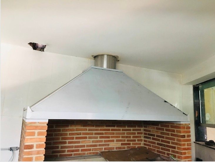 Coifa residencial sob medida em churrasqueira de alvenaria
