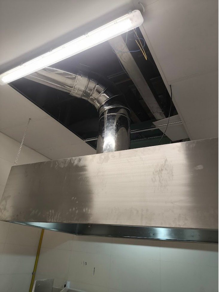 Instalação final de duto em aço inox no teto