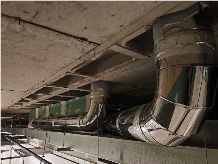 Rede de dutos de exaustão em aço galvanizado instalada em cozinha comercial